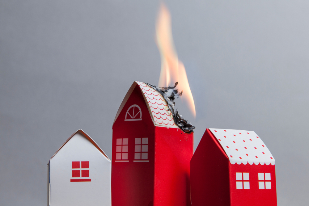 賃借人の失火でアパート全焼。管理会社の対応方法と「無保険」対策