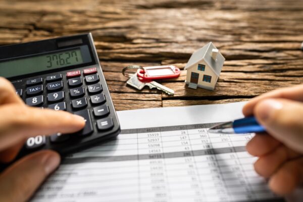 宅建試験に電卓を持ち込めないって本当？計算問題を解くコツを紹介