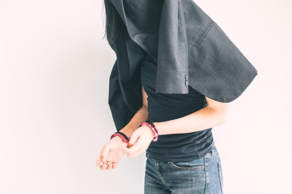 宅建の名義貸しに注意！報酬相場やバレた時の賠償リスクまで徹底解説