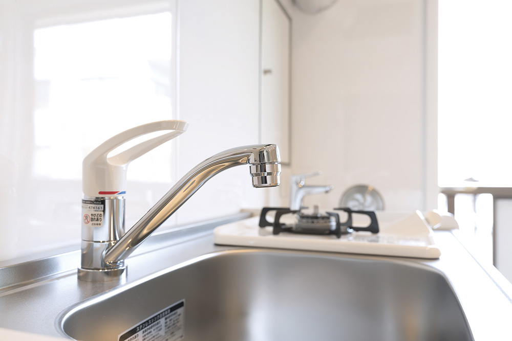 空室対策「キッチンシングルレバー水栓」解説。低コストで高級感・清潔感を演出