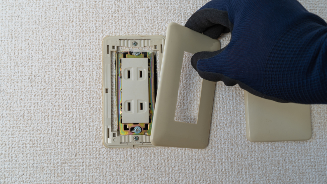 空室対策「コンセントカバー・スイッチプレート交換」解説。クロスとの調和がカギ、利便性も意識した交換を