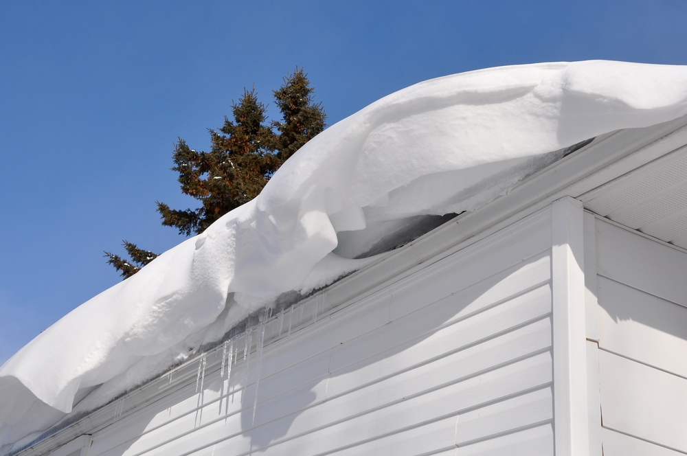屋根からの落雪で入居者の車が凹んだ！大家の主張「落雪くらい予想できたはず」は通じるの？